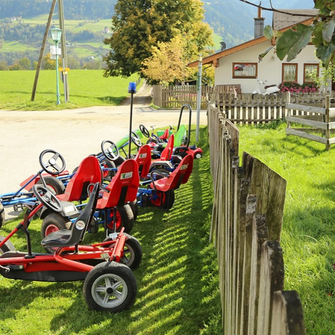 Go-Karts sorgen für die nötige Action am Hof